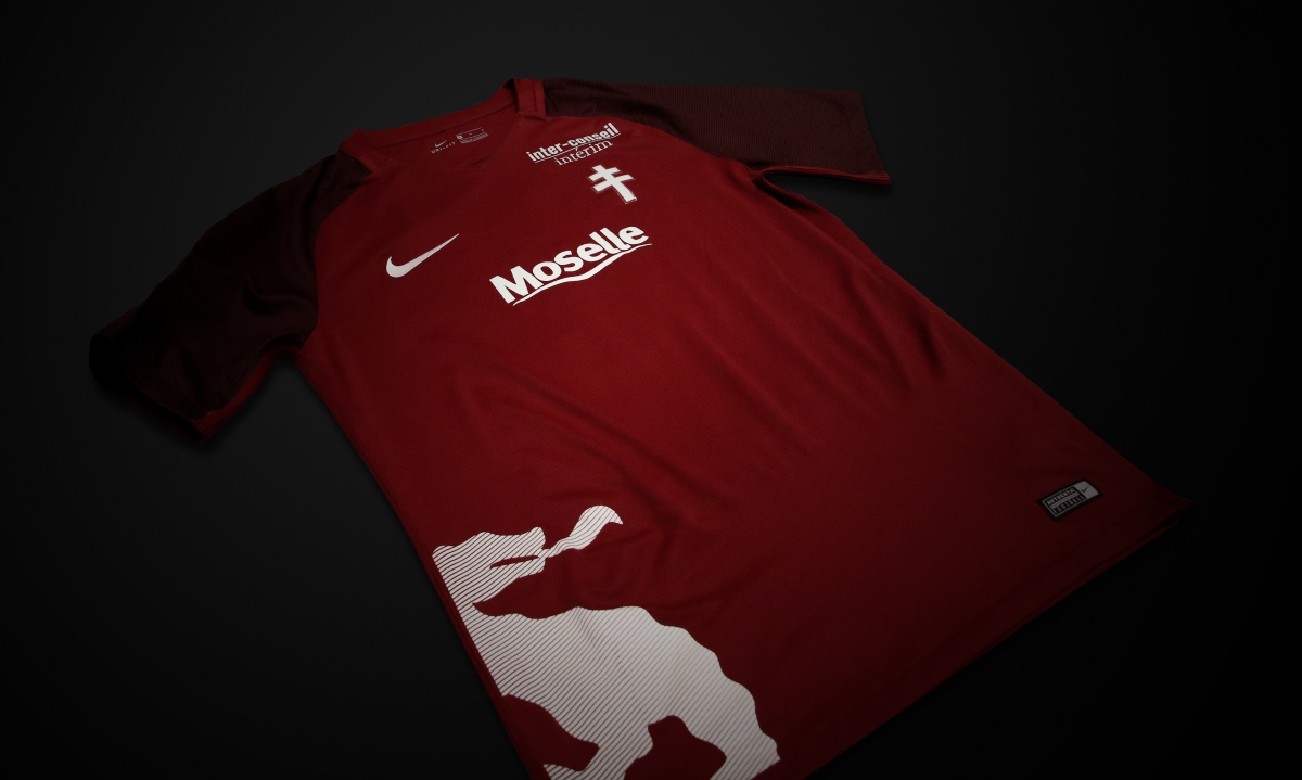 http://www.fcmetz.com/sites/default/files/images/Photos_articles/1_maillots_avant_grenat_1718.jpg