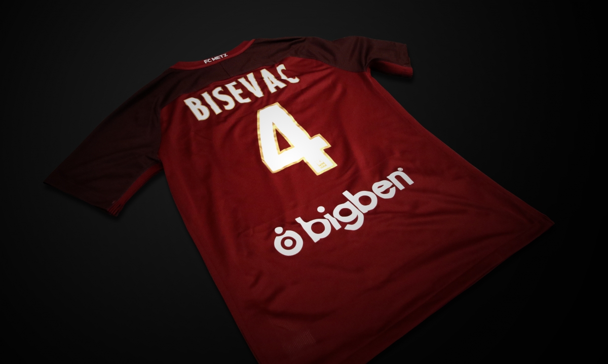 http://www.fcmetz.com/sites/default/files/images/Photos_articles/1_maillots_dos_grenat_1718.jpg