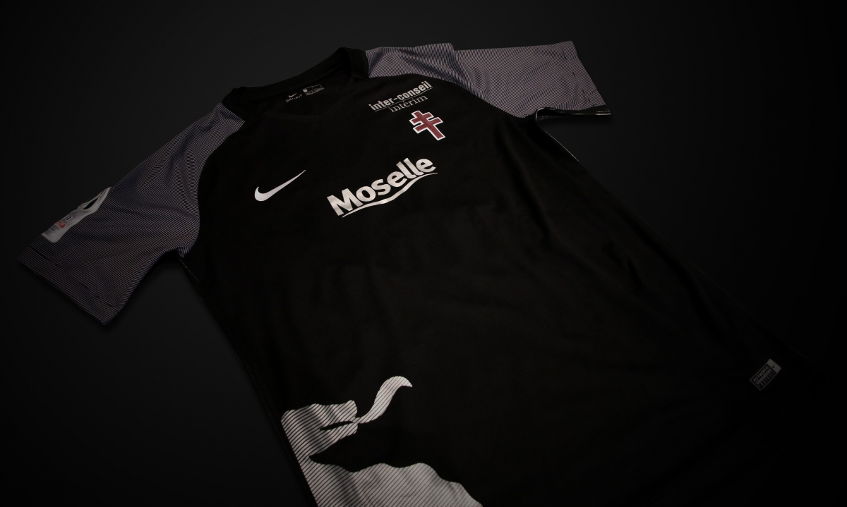 http://www.fcmetz.com/sites/default/files/images/Photos_articles/3_maillots_avant_noir_1718.jpg