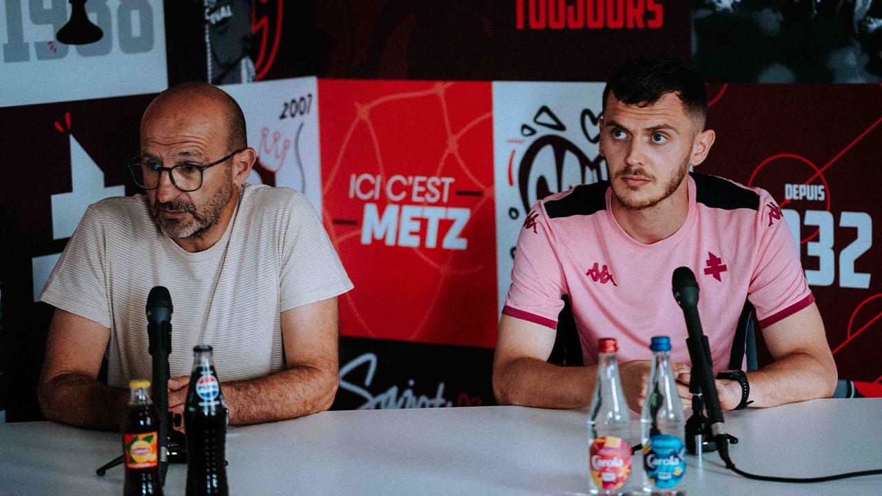 26-27 : Jean Ruiz face à la presse