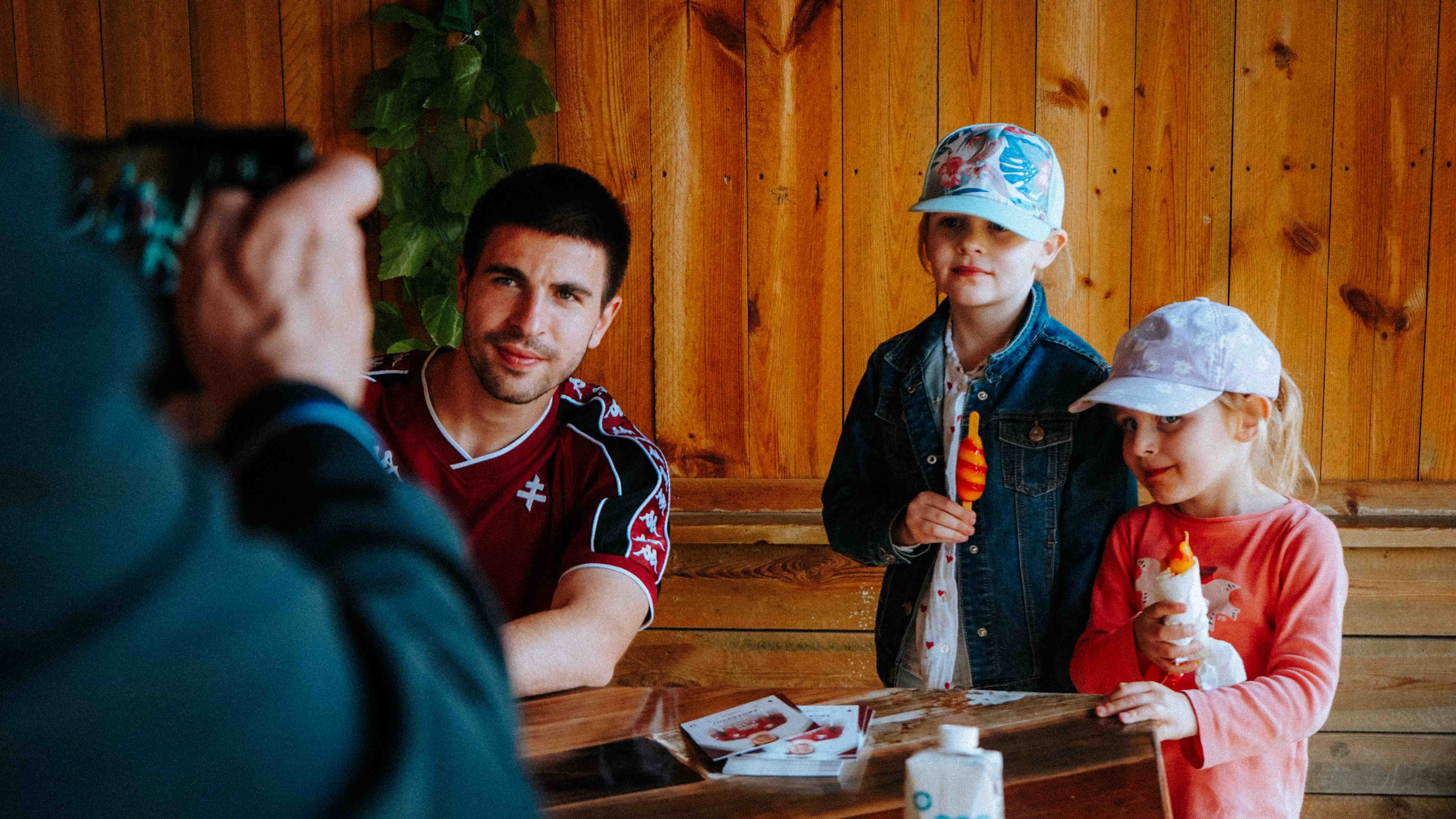 Les Grenats en dédicaces au Marques Avenue