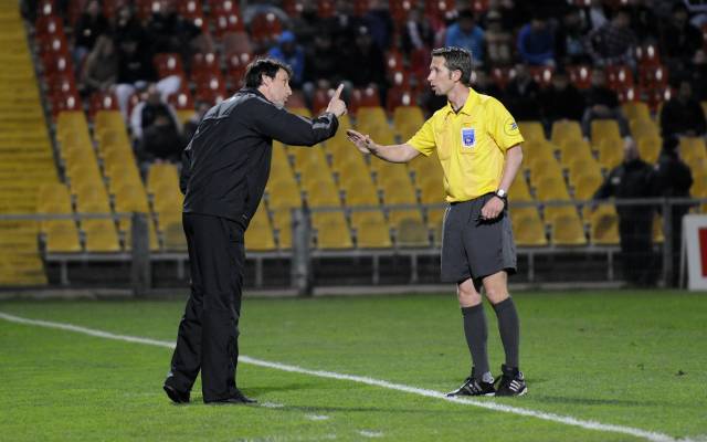 Metz-Boulogne  : L\'arbitre n\'a pas été parfait, Dominique Bijotat lui signale gentiment.