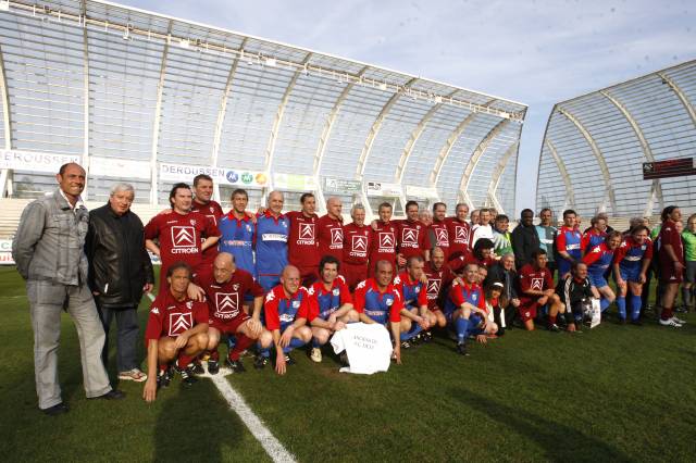 Amiens SC - FC Metz, 31° journée de Ligue 2   : Photo de famille de l\'équipe des anciens du FC Metz, qui a affronté les anciens d\'Amiens en lever de rideau (Bernard Zénier, Thierry Pauk, David Terrier, Alain Colombo, Jean-Philippe Séchet, Georges Zvunka, Marco Morgante, etc).