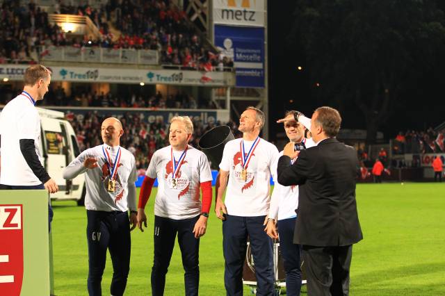 FC Metz - HAC, le trophée et la fête  : Albert Cartier, José Jeunechamps et Christophe Marichez ont été parmi les premiers à recevoir leur médaille.