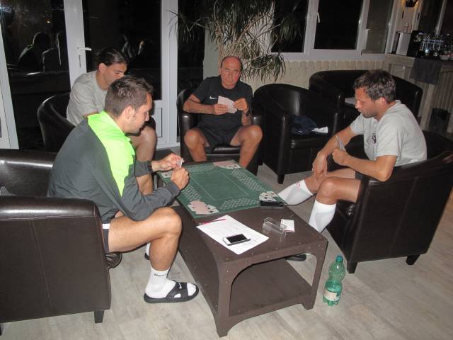 Stage de préparation Jour 3  : Kevin Lejeune, Guido Milan, André Marie et Sylvain Marchal jouent aux cartes