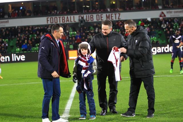 Metz-Bordeaux, 16ème journée de Ligue 1  : Albert Cartier et Willy Sagnol remettent chacun un maillot au petit Leo qui a donné le coup d\'envoi de la rencontre