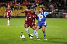 Metz - Le Havre, 11e journée de Ligue 2  : David Fleurival à la lutte avec un Havrais.