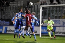 Metz - Le Havre, 11e journée de Ligue 2  : Yéni Ngbakoto et Alhassane Keita à la lutte dans les airs, mais aucun des deux Messins ne parviendra à tromper Johny Placide.