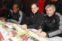 Journée des Abonnés  : Le staff technique, représenté ici par Jean-Pascal Singla et Patrick Hesse, a signé des centaines de posters dans la bonne humeur, tout comme Oumar Sissoko.
