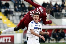 Metz - Bastia, 19e journée de Ligue 2  : Kalidou Koulibaly s\'envole dans les airs pour cogner le ballon de la tête, mais ce dernier ne trouvera pas le chemin des filets adverses.