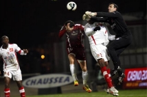 Metz - Sedan, 21e journée de Ligue 2  : Ulrich Ramé, le gardien sedanais, n\'a pas hésité à sortir lorsqu\'il le fallait. Mathieu Duhamel ne peut que rentrer la tête.