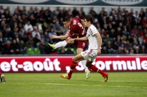 Metz-Guingamp, 36° journée de Ligue 2  : Andy Delort tente d\'apporter le danger sur le but guingampais.