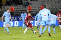 Metz-Tours, 38° journée de Ligue 2  : Thierry Steimetz, encerclé par ses adversaires tourangeaux