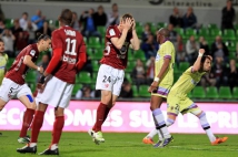 Metz - Istres, 31° journée  : Gaetan Bussmann place une tête légèrement sous la barre =