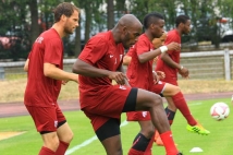 Amnéville-Metz, match amical   : Jonathan Rivierez, Sylvain Marchal et Bouna Sarr s\'échauffent