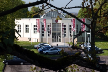 Le siège du FC Metz est situé depuis 2000 sur l'île Saint-Symphorien, entre le Canal et la Moselle.